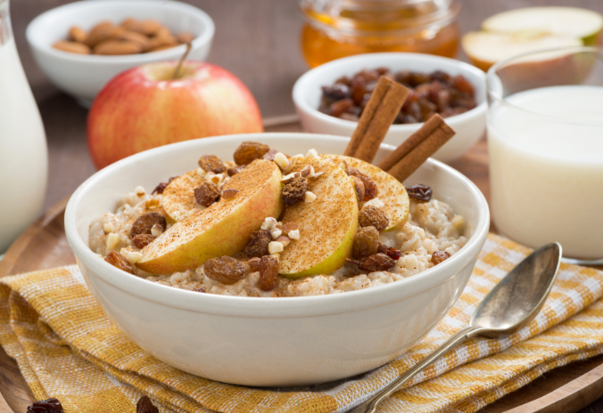 Fühstückstisch: Porridge mit Apfel und Zimt