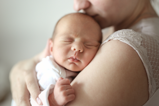 Baby 1. Wachstummschub bei Mama auf dem Arm