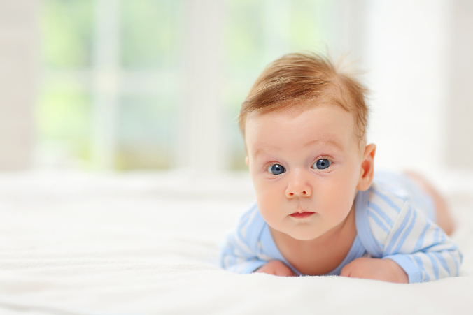 Baby auf dem Bauch im 4. Wachstumsschub