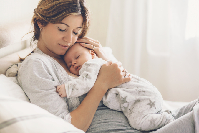 Mama und Baby kuscheln