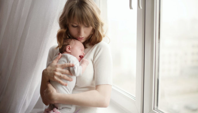 mutter beruhigt baby bei wachstumsschub