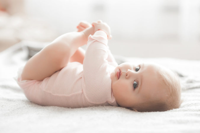 Baby liegt auf dem Rücken