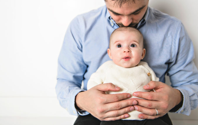 Baby tröstet sein Kind im 5. Wachstumsschub