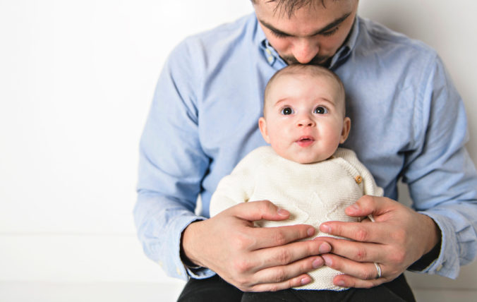 Baby tröstet sein Kind im 5. Wachstumsschub