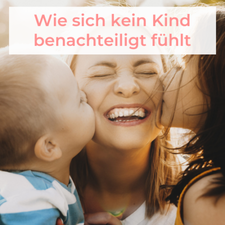 Mama wird von ihren Kindern geküsst