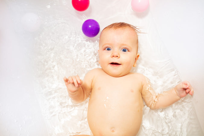 Baby badet in der Badewanne