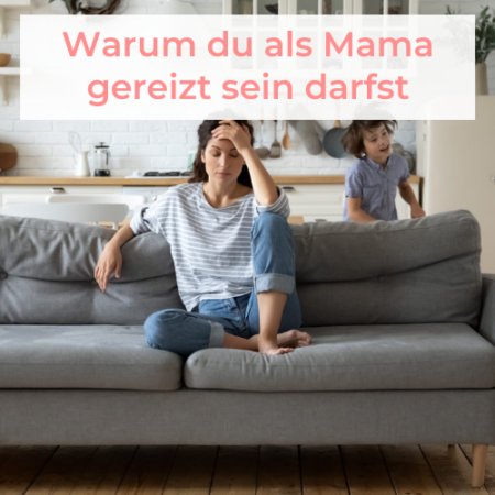 Mama sitzt gereizt auf der Couch