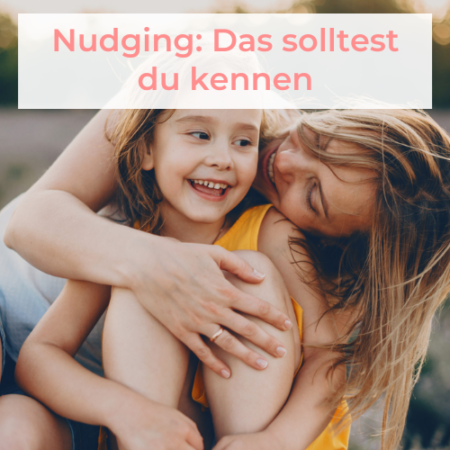 Mama und Kind kuscheln