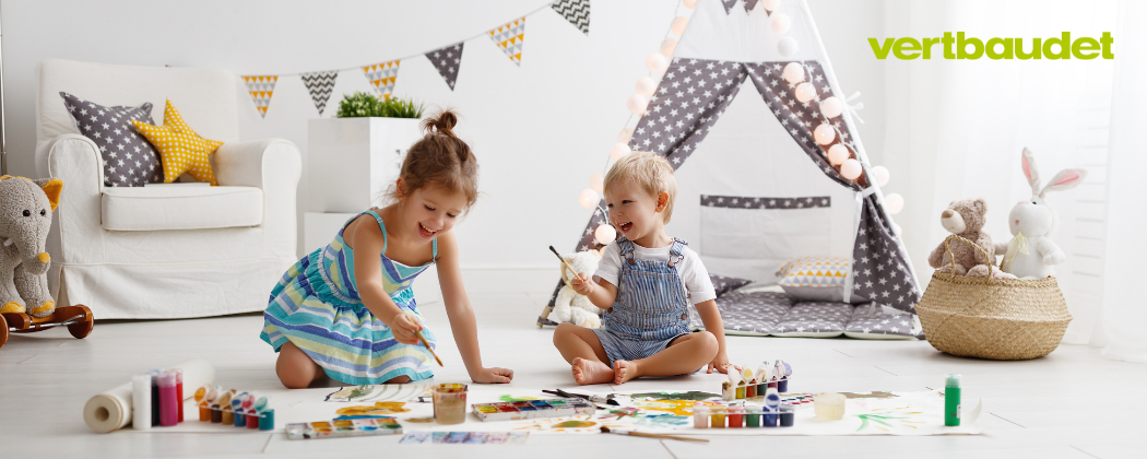 vertbaudet Shop Sliderbild Kinder spielen im Zimmer