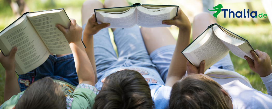 Thalia Shop Sliderbild Kinder lesen Bücher auf Wiese