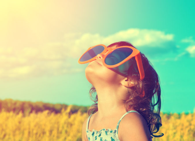 Kind in der Sonne mit Sonnenbrille