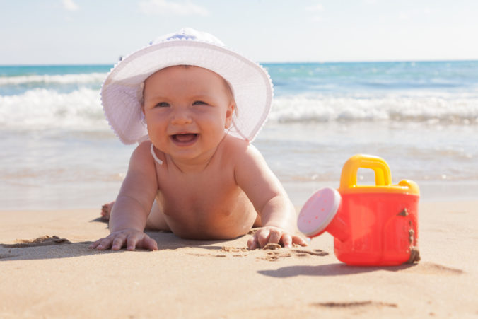 Baby mit Hut am Strand