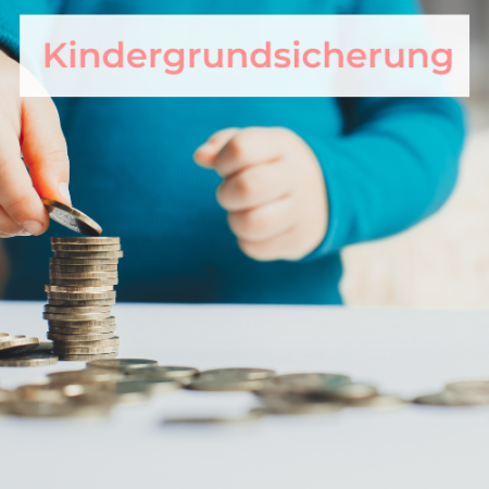 Kind mit blauem Pulli türmt Geld aufeinander