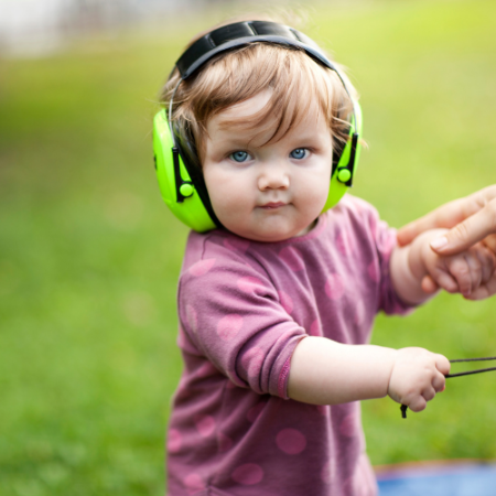 Kleinkind mit Gehörschutz