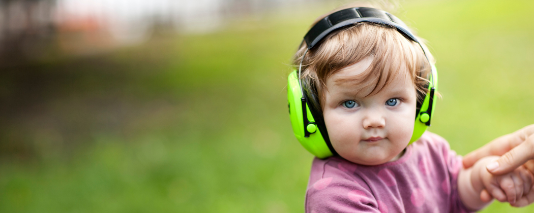 Kleinkind trägt einen Gehörschutz