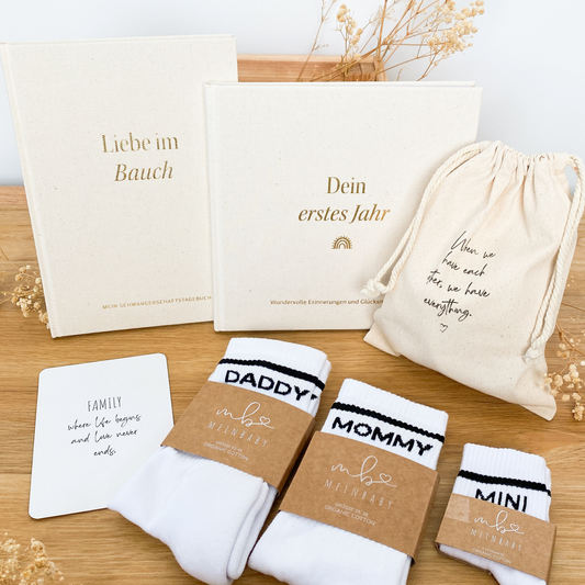 Geschenk zur Schwangerschaft – Set mit SSW-Tagebuch, Babyalbum & Familien Socken