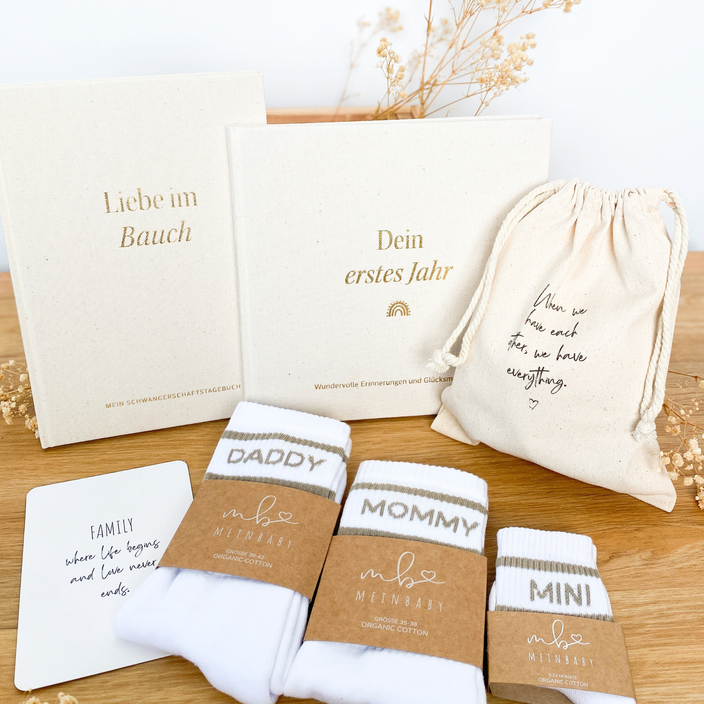 Geschenk zur Schwangerschaft – Set mit SSW-Tagebuch, Babyalbum & Familien Socken