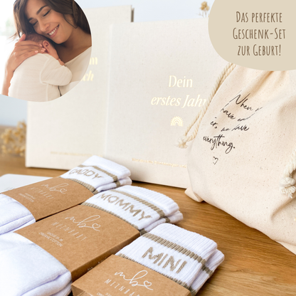 Geschenk zur Schwangerschaft – Set mit SSW-Tagebuch, Babyalbum & Familien Socken
