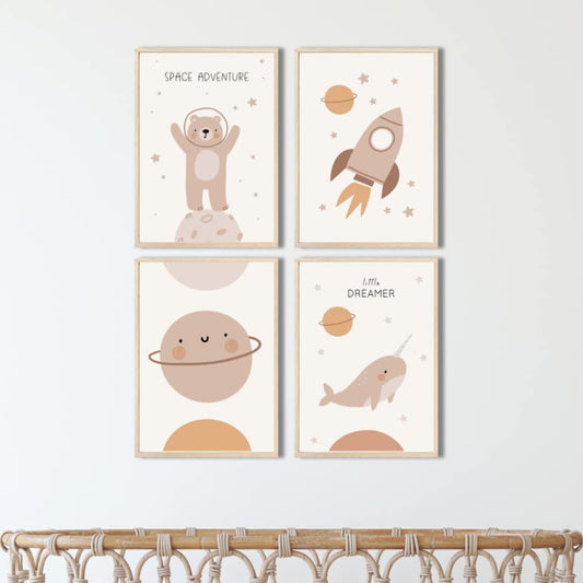 Kinderzimmerposter_Süße_rAstronaut_Bär_Weltall_beige_A4