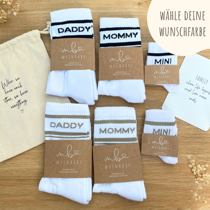 Geschenk zur Schwangerschaft – Set mit SSW-Tagebuch, Babyalbum & Familien Socken