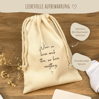 Geschenk zur Schwangerschaft – Set mit SSW-Tagebuch, Babyalbum & Familien Socken