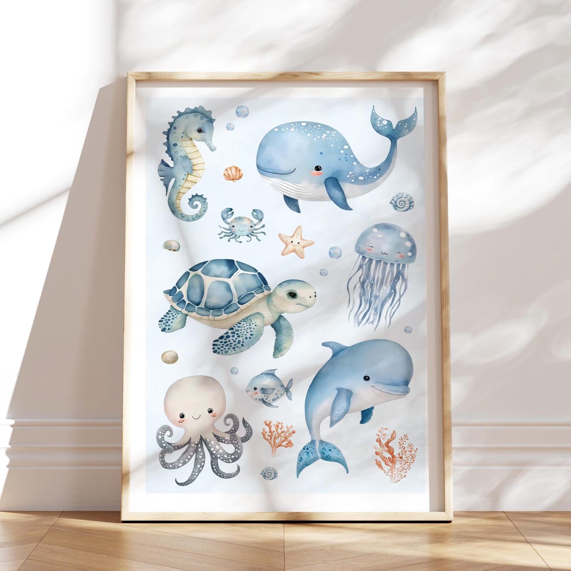 Kinderzimmer Poster mit niedlichen Meerestieren – Wal, Schildkröte, Oktopus, Qualle und Seepferdchen in sanften Blautönen, perfekt als Deko fürs Kinderzimmer