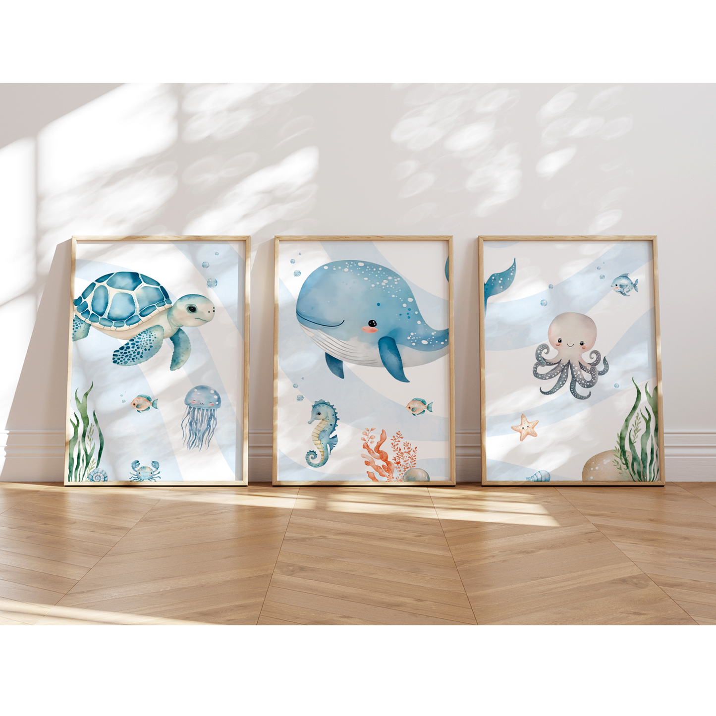 Kinderzimmer Poster mit niedlichen Meerestieren – Wal, Schildkröte, Oktopus, Qualle und Seepferdchen in sanften Blautönen, perfekt als Deko fürs Kinderzimmer