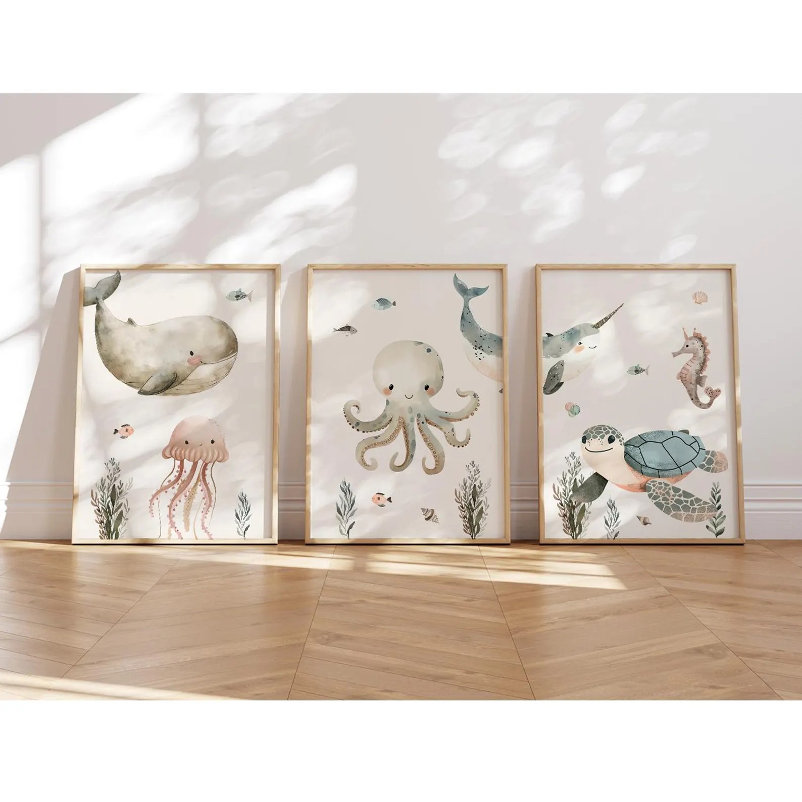 Kinderzimmer Poster mit niedlichen Meerestieren – Wal, Schildkröte, Oktopus, Qualle und Seepferdchen in sanften Beigetönen, perfekt als Deko fürs Kinderzimmer