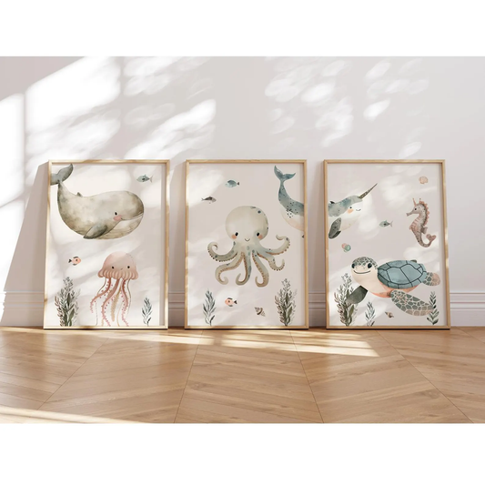 Kinderzimmer Poster mit niedlichen Meerestieren – Wal, Schildkröte, Oktopus, Qualle und Seepferdchen in sanften Beigetönen, perfekt als Deko fürs Kinderzimmer