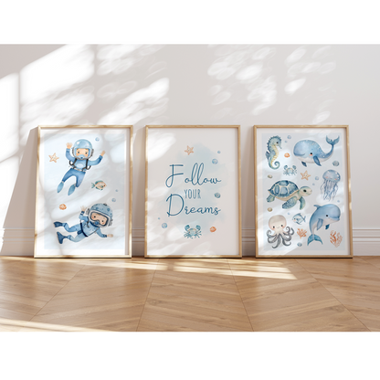 Blaues Poster Set mit Meerestieren und Tauchern - kindliches Motiv mit Spruch "Follow your Dreams", Wal, Schildkroete, Qualle und Seepferdchen. Perfekt fuer das Kinderzimmer.