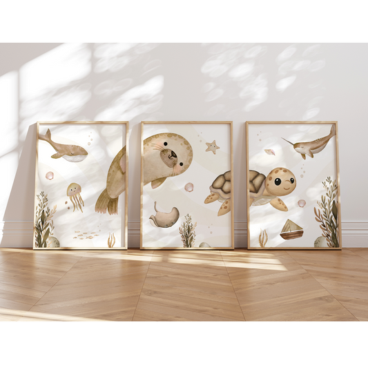 Beiges Poster Set mit niedlichen Meerestieren – Robbe, Schildkröte, Wal, Qualle und Narwal. Sanfte Farben und maritime Motive als Deko fürs Kinderzimmer.