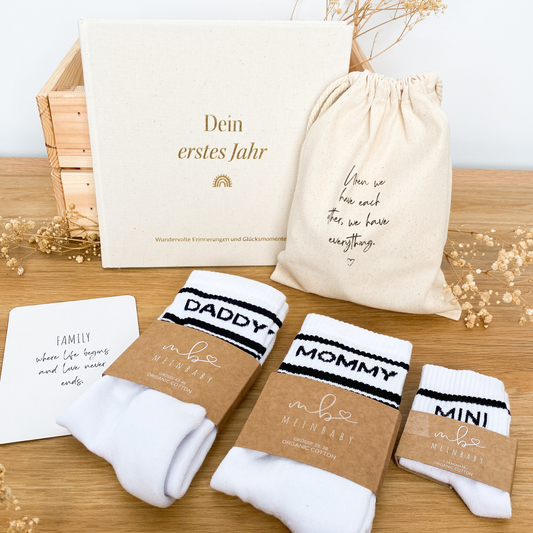 Geschenk zur Geburt Baby – Geschenkset mit Babyalbum & Familien Socken