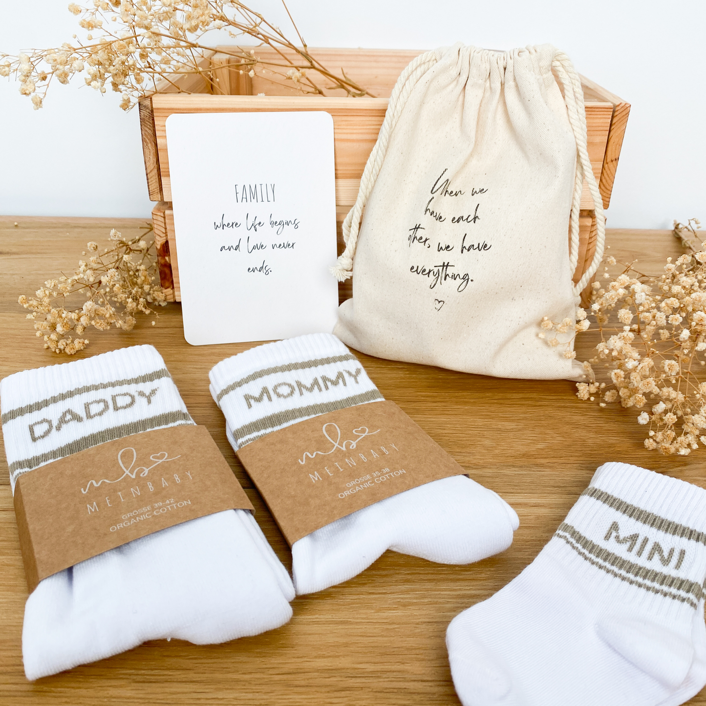 Geschenk zur Schwangerschaft – Set mit SSW-Tagebuch, Babyalbum & Familien Socken